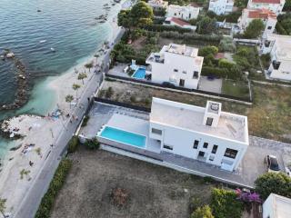 Luxury beachfront villa with pool - 4