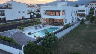 Luxury beachfront villa with pool - 3