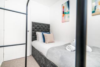Elegant 3BR Home , Perfect for Families & Contractors , Parking & High-Speed Wi-Fi - 2