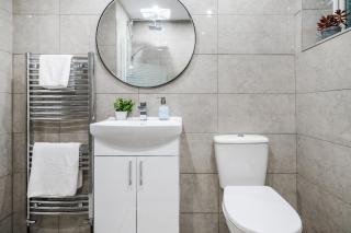 Relaxing 3BR Home , Ideal for Families & Contractors , Parking & High-Speed Wi-Fi - 5