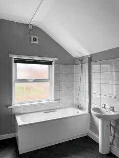 3-Bed, Secure Parking, Wi-Fi, Great Motorway Links - 7