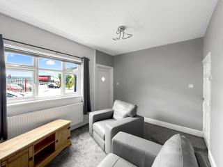 3-Bed, Secure Parking, Wi-Fi, Great Motorway Links - 4