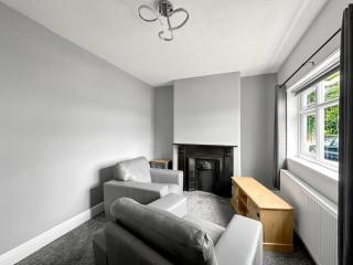 3-Bed, Secure Parking, Wi-Fi, Great Motorway Links - 2