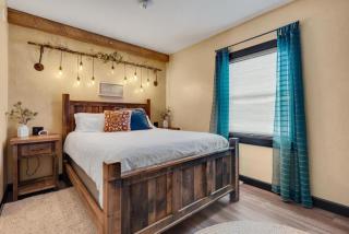 The Rustic Suite with Hot Tub Romantic Getaway on Main Street - 8