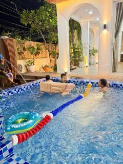 Green Jungle Villa - Phù Hợp Gia Đình Từ 10 - 20 Người Lớn & Trẻ Em - Sân BBQ Đậu Được Xe ô tô 16 chỗ- Hồ bơi riêng- 5 Phút Đi Bộ Đến Biển - 5 Phút Đến Chợ Hải Sản Phú Thuỷ- Hồ Cá Koi - 5