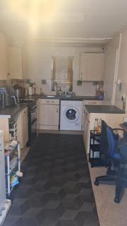 Ensuite Double room in a semi-detached House 13 minutes walk from Raynes Park train station and 40 minutes bus ride to Wimbledon - 3