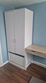 Ensuite Double room in a semi-detached House 13 minutes walk from Raynes Park train station and 40 minutes bus ride to Wimbledon - 2