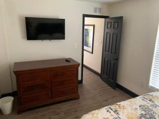 2Bed 2Bath Lake Front Jewel - 4