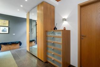 4BR Modern Family Home Hot Tub, Garden and Parking - 9