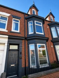 The Townhouse on Thornton - 6 Bed - 6 Bathroom House - 6