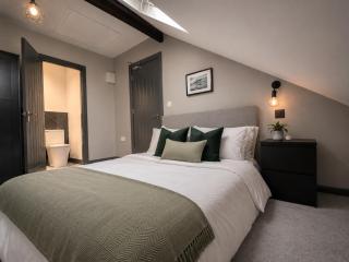 The Townhouse on Thornton - 6 Bed - 6 Bathroom House - 5