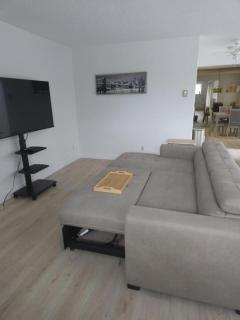 Family Friendly 2 Bedroom Townhouse with Full Kitchen in Downtown Vancouver - 9