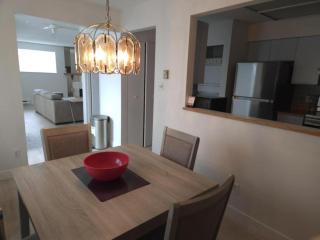 Family Friendly 2 Bedroom Townhouse with Full Kitchen in Downtown Vancouver - 7