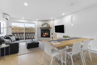 Tremblant Lakeview Retreat w Balcony and Fireplace - 7