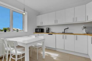 Stylish 3BR Apartment with Garden and Free Parking - 4