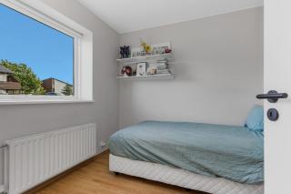 Stylish 3BR Apartment with Garden and Free Parking - 1