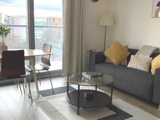 Modern 1 Bedroom Apartment Near Canary Wharf with Balcony - 0