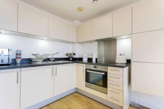 Modern 1 Bedroom Apartment Near Canary Wharf with Balcony - 9