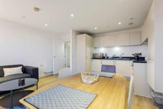 Modern 1 Bedroom Apartment Near Canary Wharf with Balcony - 2