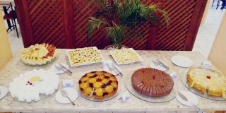 Suiíte com ar condicionado, frigobar e mesa para trabalho. Localizada no Hotel Porto Belo Park, com parque aquático (sem custo para a utilização), quadras, academia, espaço kids, a aproximadamente 200 m praia de Taperapuã e do complexo Axé Mói. - 6