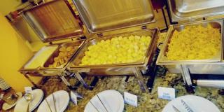 Suiíte com ar condicionado, frigobar e mesa para trabalho. Localizada no Hotel Porto Belo Park, com parque aquático (sem custo para a utilização), quadras, academia, espaço kids, a aproximadamente 200 m praia de Taperapuã e do complexo Axé Mói. - 5