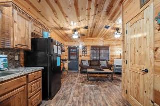 King Bed Pine Cabin Near Broken Bow Lake Beavers Bend State Park - 7