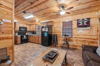 King Bed Pine Cabin Near Broken Bow Lake Beavers Bend State Park - 3