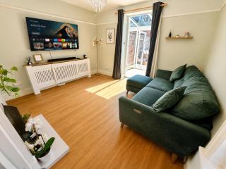 Coastal Stay with Garden and Parking - Two Bedroom - Close to Beach - 9