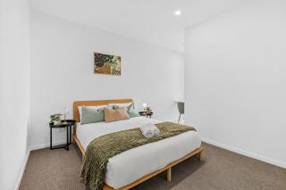 Walk to The Gabba with Rooftop Pool & Free Carpark - 8