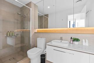 Walk to The Gabba with Rooftop Pool & Free Carpark - 1