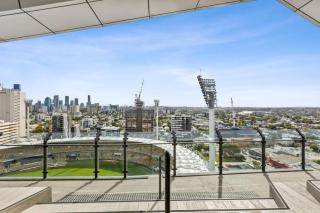 Walk to The Gabba with Rooftop Pool & Secure Carpark with Beautiful City Views - 4