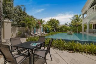 Luxe Villa Siena with Private Guest Suite - 5