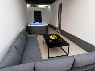 Huge Garden Cozy Apartment with jacuzzi - 0