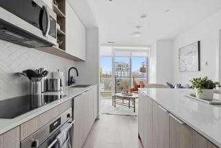 Modern West Getaway 2BR Condo with Free Parking - 3