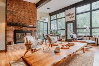 The Treehaus midcentury retreat and Mad River access - 9