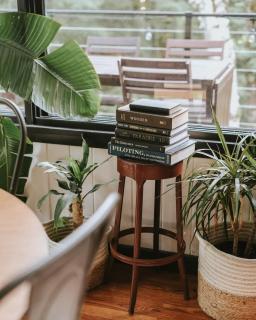 The Treehaus midcentury retreat and Mad River access - 5