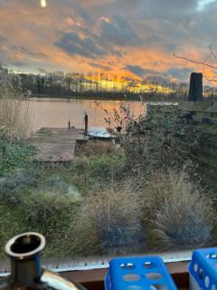 Chalet on the lake with private garden - 5