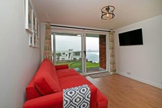 Seaview Apartment, Moments From the Beach - 0