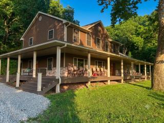 Suite 2 Remodeled 2BR w Kitchen & Grill - 7