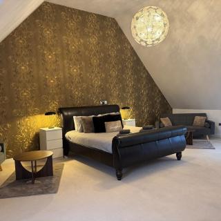Spacious 2-Bedroom Duplex Apartment With Private Gated Parking - 5