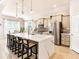 The Woodlands 4BR 3BA One Story Retreat w Dual Shower, EV Friendly, Baby Crib, and Grill - 7