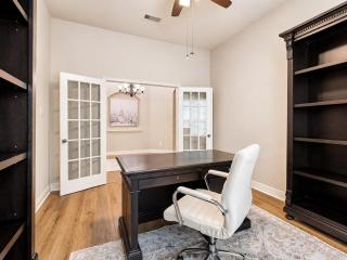 The Woodlands 4BR 3BA One Story Retreat w Dual Shower, EV Friendly, Baby Crib, and Grill - 3