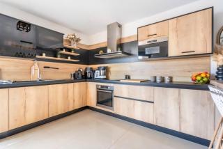 Modern House with Heated Pool, BBQ & Air Conditioning - 9