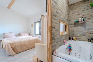 Modern House with Heated Pool, BBQ & Air Conditioning - 4