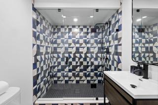 Charming Parkdale Apt Private Patio Sleeps 4 - 6