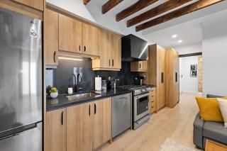 Charming Parkdale Apt Private Patio Sleeps 4 - 5