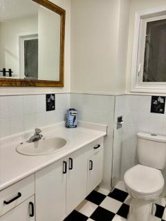 5-Star Elegant Home Away - 3