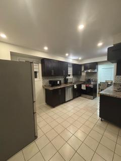 5-Star Elegant Home Away - 1