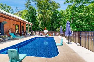 Poolside Bliss! Retro Retreat in Muscle Shoals - 0