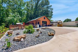 Poolside Bliss! Retro Retreat in Muscle Shoals - 9